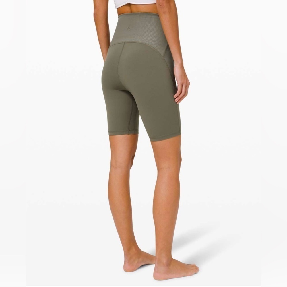 Lululemon Blissful Bend Womens Super High Rise Shorts 8" Active Outdoor Sz 4